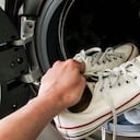 Lavado de zapatos en la lavadora.