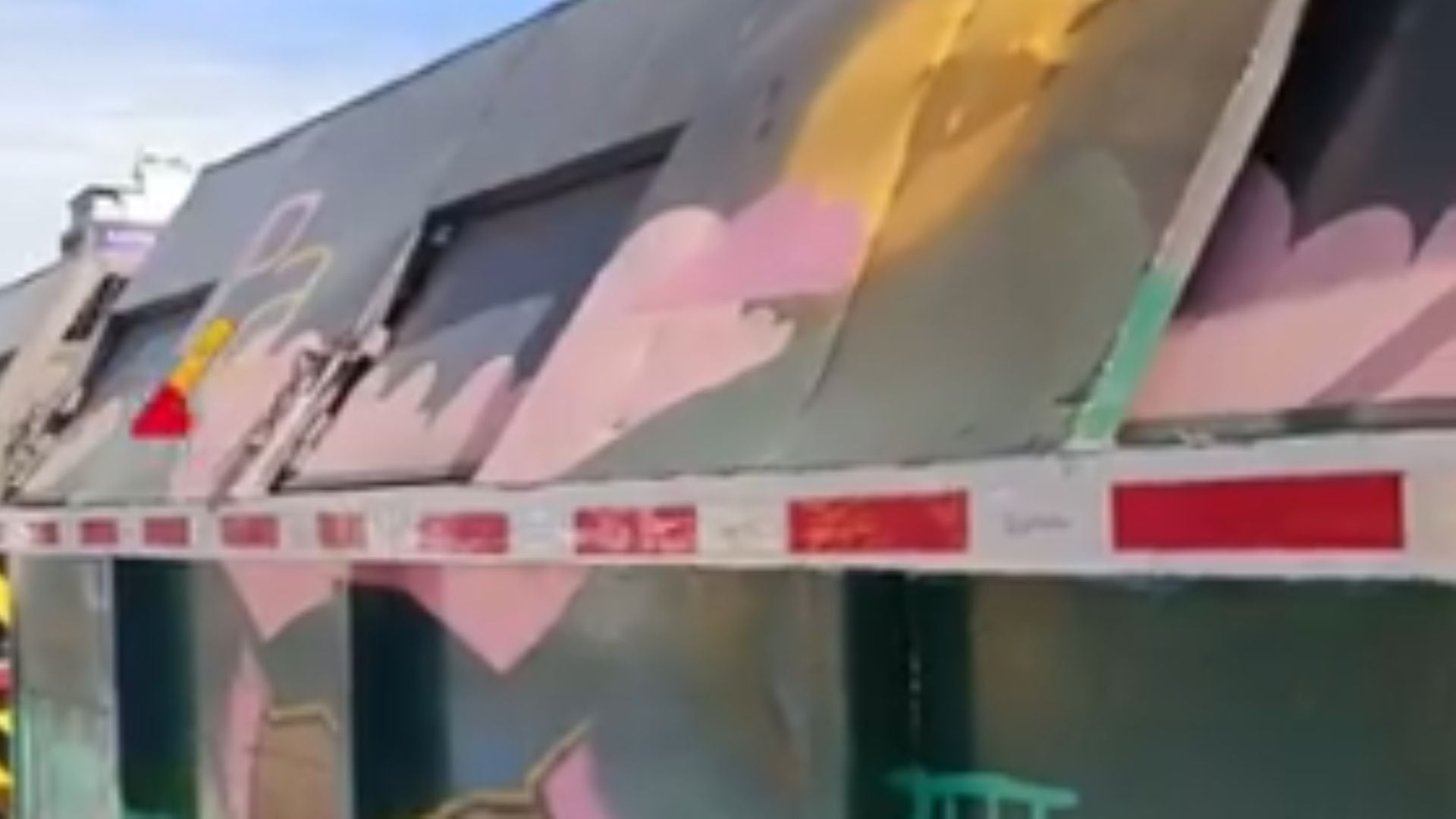 Contenedores estacionarios instalados en la Plazoleta de la Mariposa, en San Victorino
