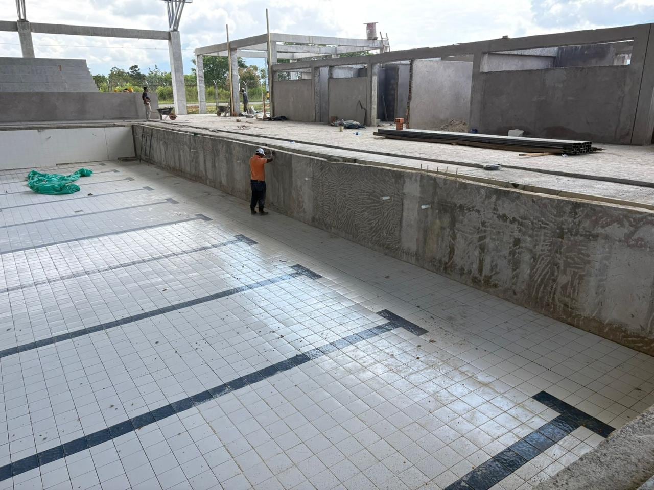 Piscina olímpica que el Ejército contrató hace tres años y aún no la terminan.