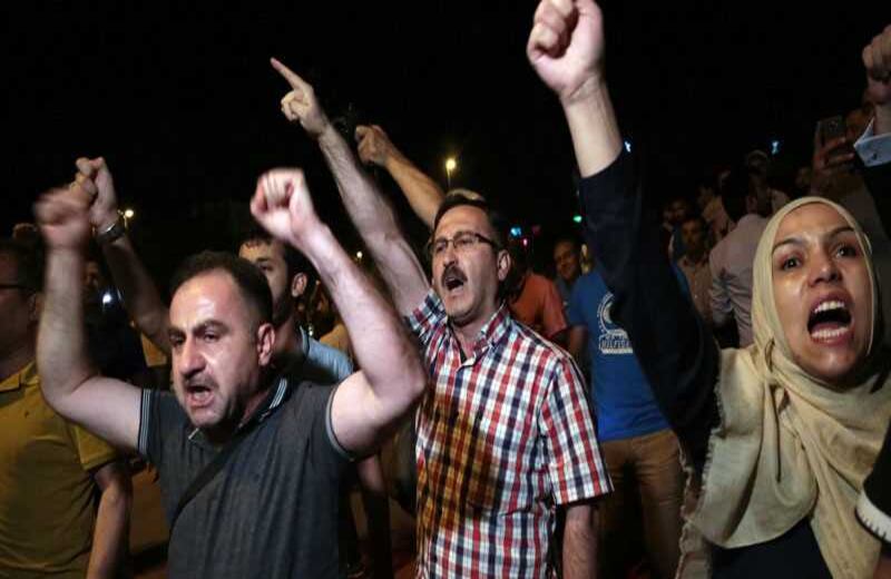 Ciudadanos turcos protestan en Ankara. Foto: AP