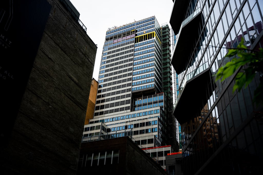 El edificio ubicado en el número 235 de la calle 42 Este se ve el martes 7 de julio de 2026 en Nueva York. (Foto AP/Angelina Katsanis)