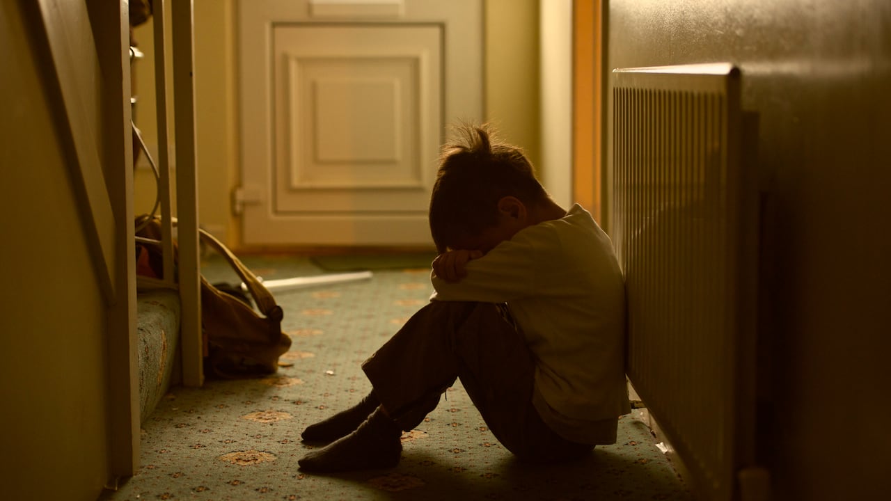 A los menores además se les había impedido ir al baño, y eran sometidos a duchas de agua helada por parte de sus propios padres. (Imagen de referencia).