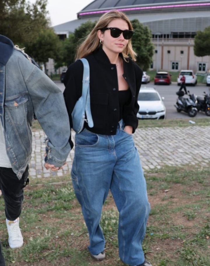 La joven lució un estilo muy juvenil