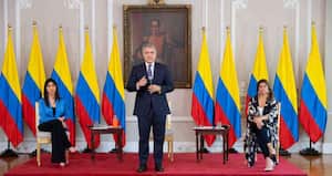 urante la ceremonia también se reconoció el esfuerzo y el compromiso de docentes, rectores, familias y de toda la comunidad académica.