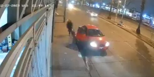 El sujeto bajó de un vehículo rojo. Su cómplice escapó luego de la explosión.