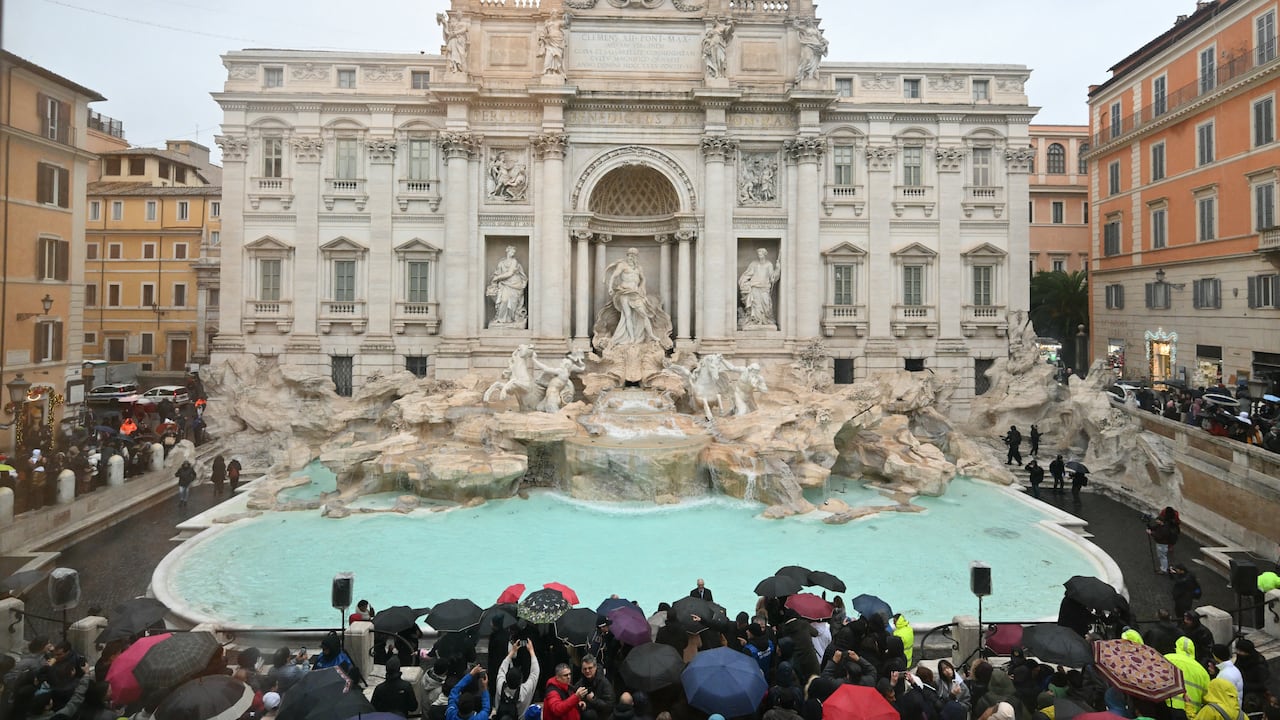 Una vista general muestra la fuente de Trevi después de las obras de renovación en Roma, el día de su reapertura, el 22 de diciembre de 2024. (Foto de Alberto PIZZOLI / AFP)