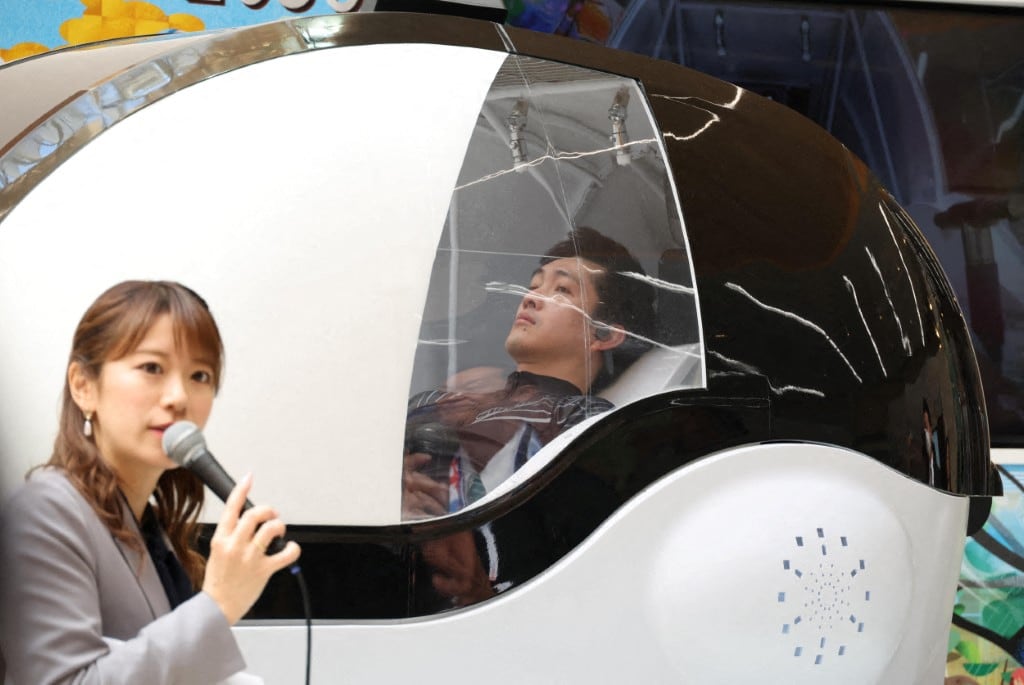 El dispositivo, de más de dos metros, mezcla limpieza suave y estímulos visuales para convertir el baño en una experiencia inmersiva.