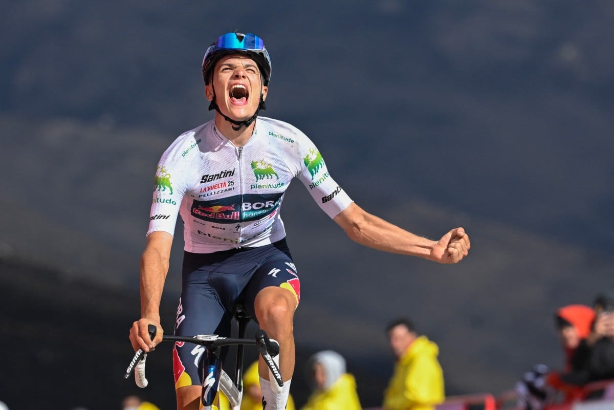 Giulio Pellizzari celebra su victoria en la etapa 17.