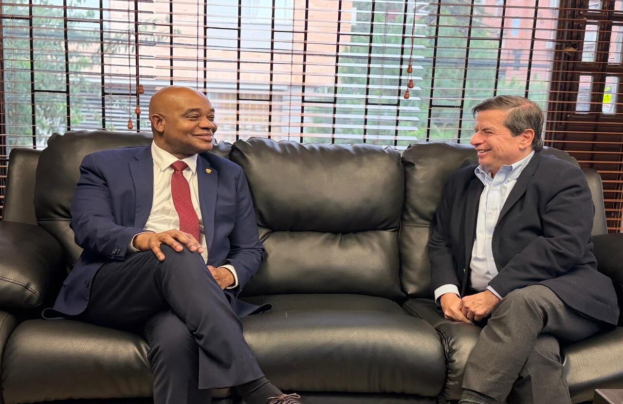 Luis Gilberto Murillo visitó a Juan Fernando Cristo en su sede de campaña.