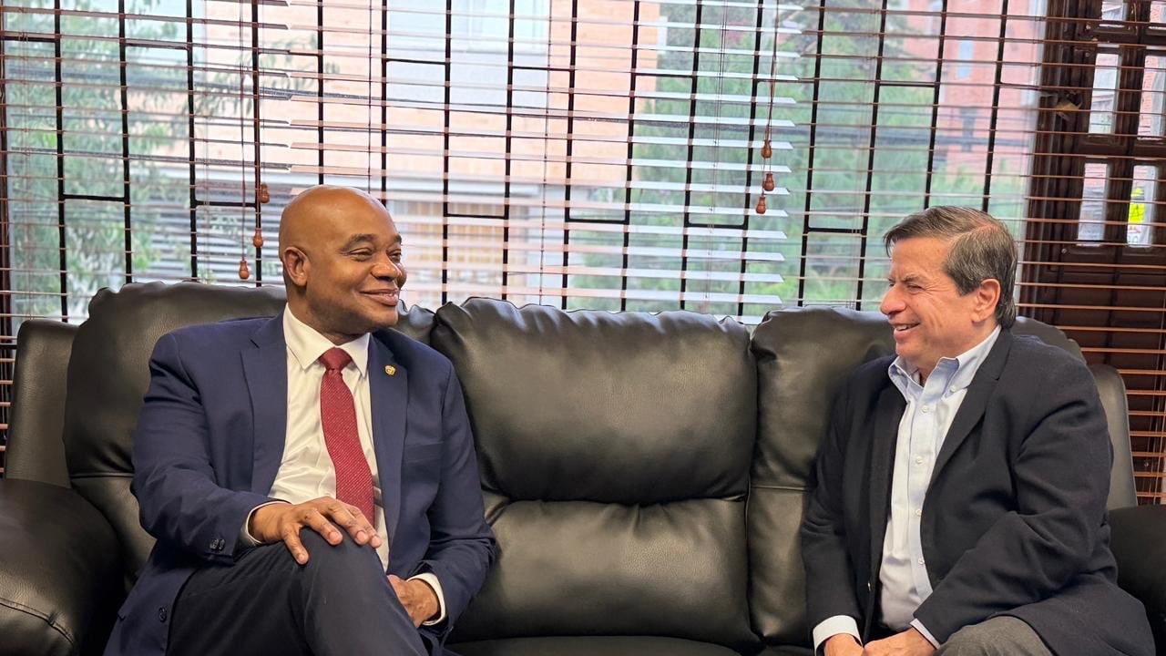 Luis Gilberto Murillo visitó a Juan Fernando Cristo en su oficina de campaña.
