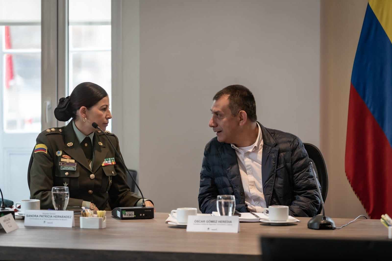 Comandante de la Policía Metropolitana de Bogotá, general Sandra Hernández, y el secretario de Seguridad, Óscar Gómez Heredia.