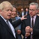 (ARCHIVOS) En esta foto de archivo tomada el 12 de mayo de 2022, el primer ministro británico, Boris Johnson (izquierda), la secretaria de Comercio Internacional de Gran Bretaña, Anne-Marie Trevelyan (centro), y el secretario de Vivienda de Gran Bretaña, Michael Gove, hablan con líderes empresariales locales después de una reunión del gabinete en un cerámica en Stoke-on-Trent, Inglaterra central. - El primer ministro del Reino Unido, Boris Johnson, a última hora del 6 de julio de 2022, despidió a uno de sus principales aliados del gabinete, su colega Brexiteer Michael Gove, mientras organizaba una lucha contra una revuelta del gabinete, dijo un asistente de Johnson. "Él despidió a Michael Gove", dijo a Sky News el secretario privado parlamentario de Johnson, James Duddridge, y agregó: "El primer ministro está de buen humor y seguirá luchando". (Foto de Oli SCARFF / AFP)