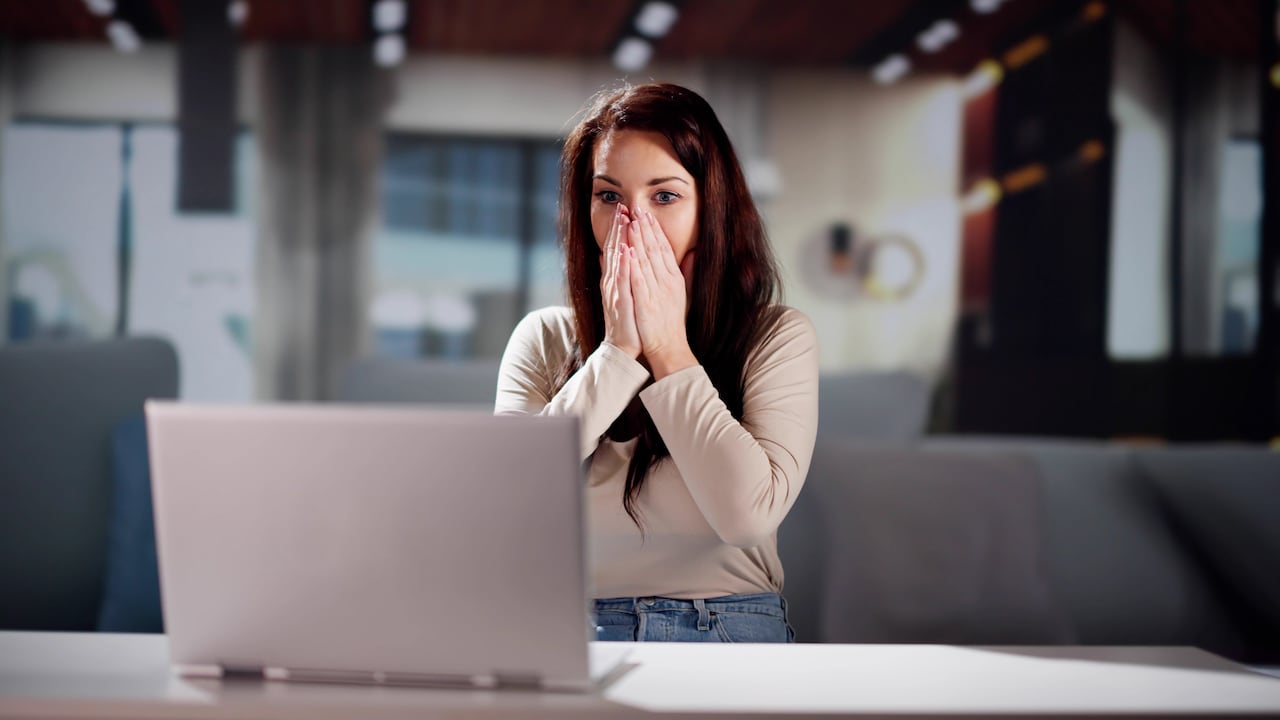 Especialistas alertan que órdenes escondidas dentro de sitios comprometidos pueden activar descargas peligrosas.