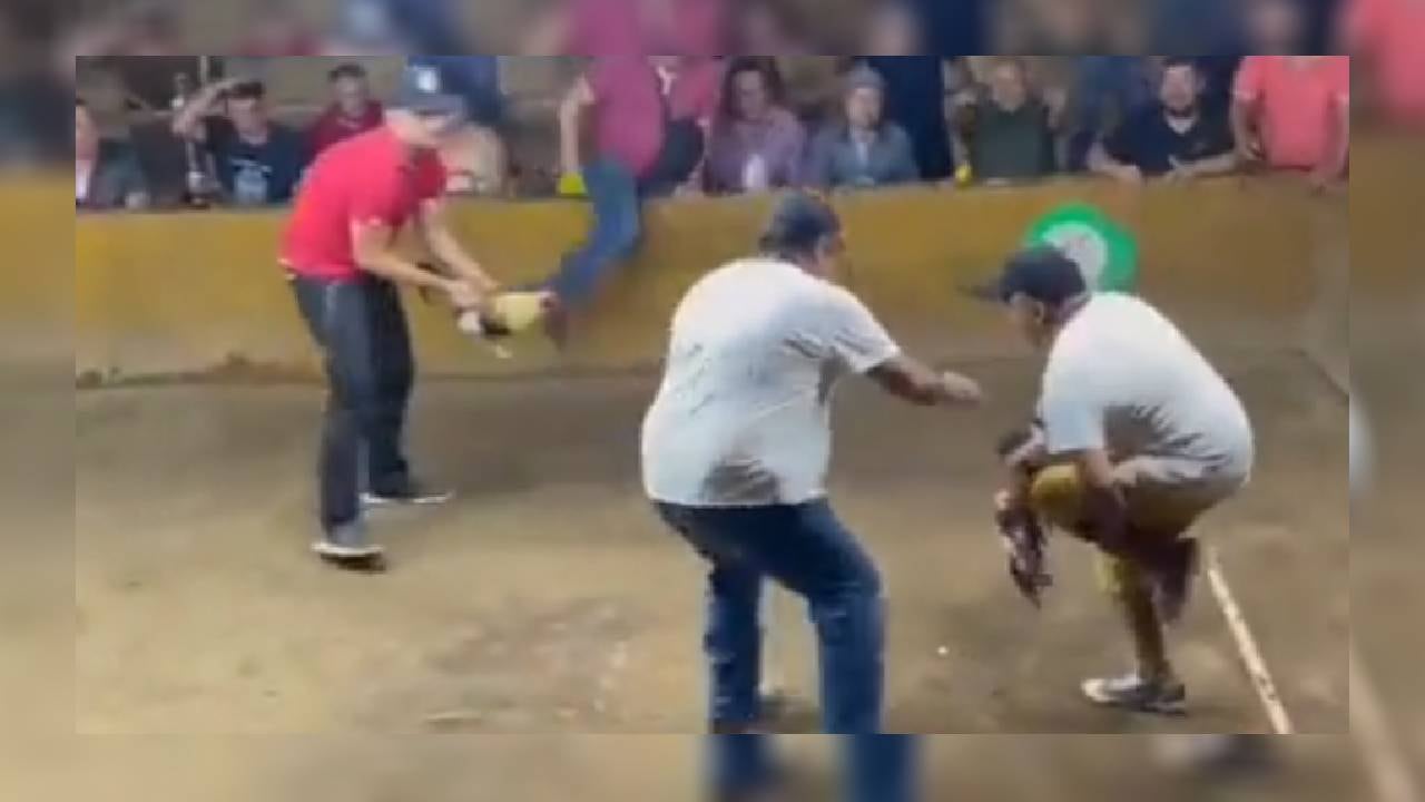 El dueño del animal fue sacado cargado de ese recinto.