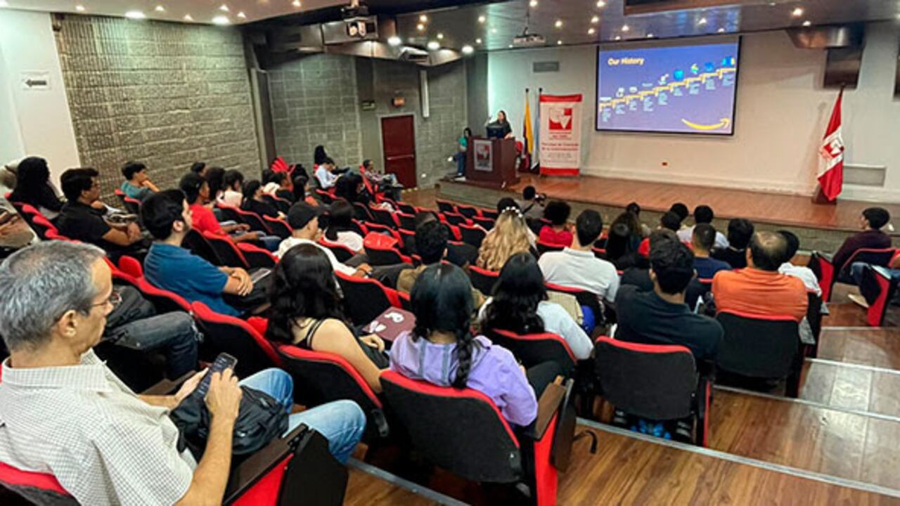 Amazon ofrece oportunidades de trabajo en Servicio al Cliente.