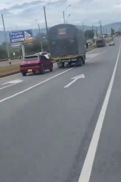 Los conductores de un camión y un automóvil protagonizaron peligrosas maniobras en vías de Antioquia.