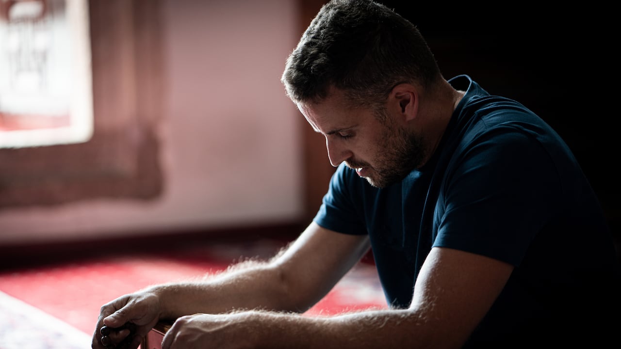 La oración es un diálogo con Dios que otorga tranquilidad y serenidad a quien lo hace con fervor.