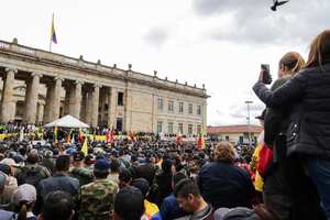 Bogotá. 10 de mayo de 2023. Veteranos de las fuerzas militares se reúnen en la plaza de Bolívar para manifestarse en contra del gobierno. (Colprensa-Mariano Vimos)
