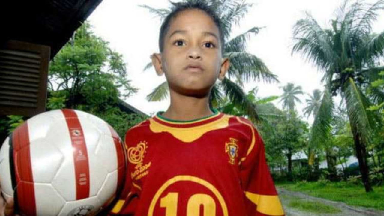 A los 7 años, Martunis perdió a su familia en el tsunami de 2004 que azotó el suroeste de Asia.