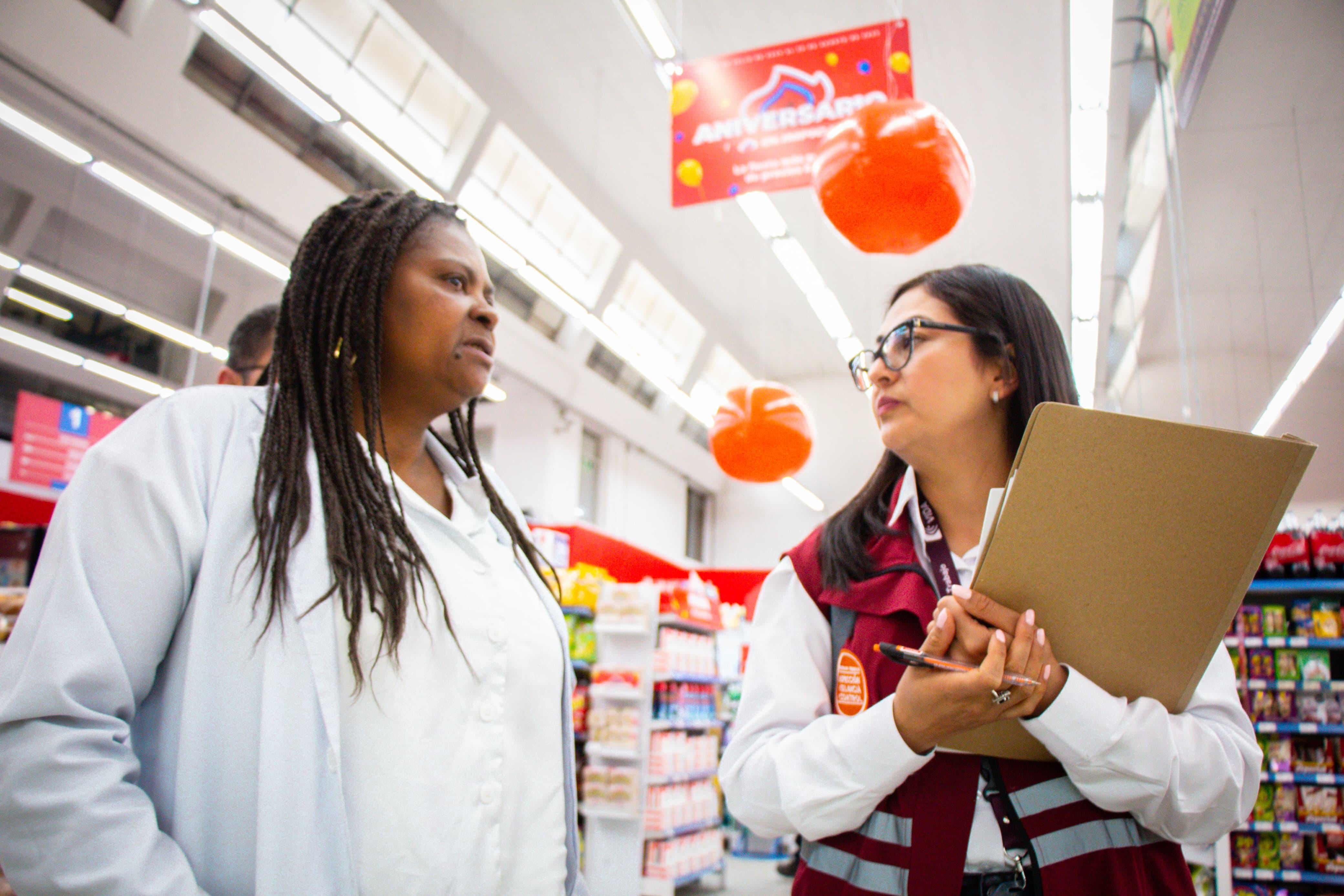 Funcionarios del ministerio de Trabajo con empleados de las tiendas Olímpica.