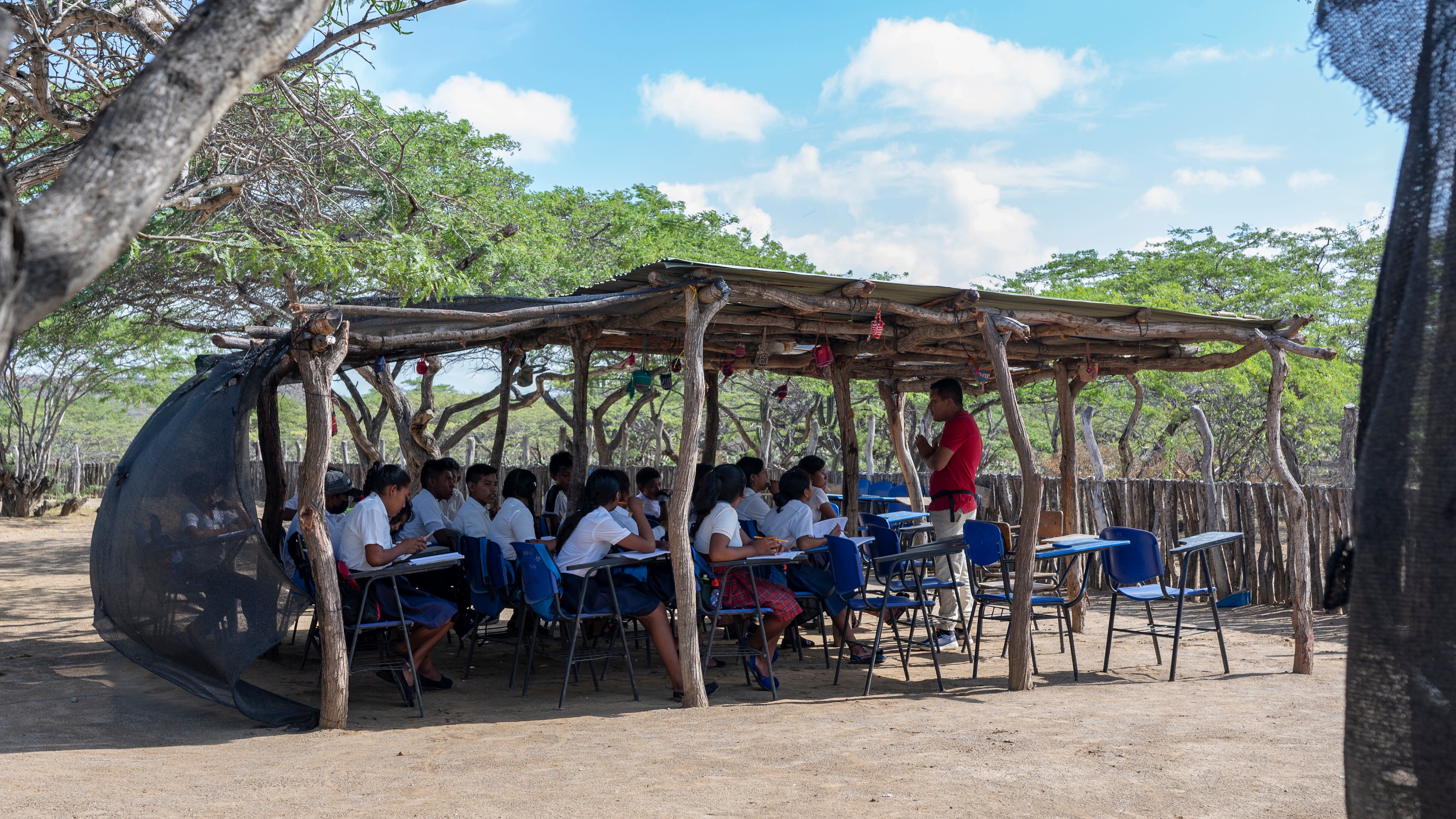 Los grupos armados ilegales y las acciones violentas en las zonas más apartadas del país afectan el derecho a la educación escolar de miles de niños.