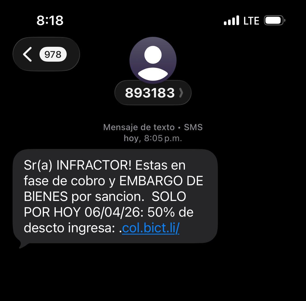 La transcripción revela un texto que mezcla intimidación y urgencia, dos tácticas comunes en estafas digitales.