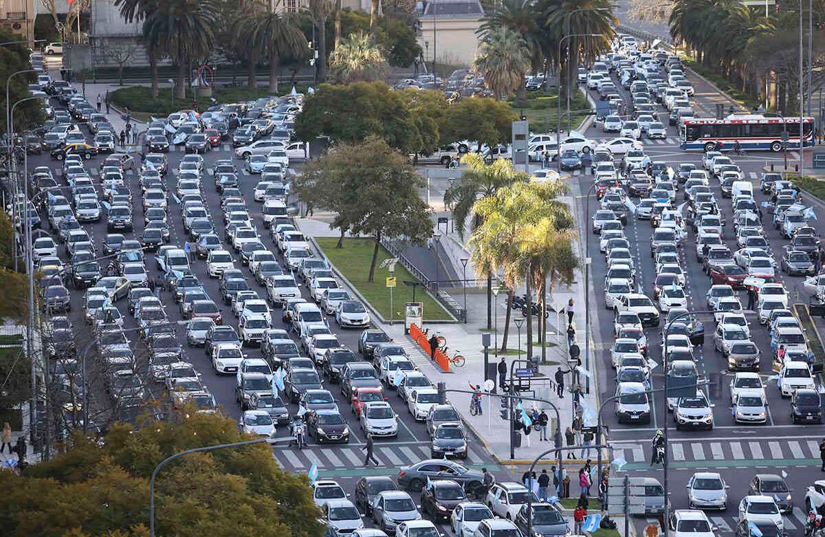 Manifestantes contra la cuarentena prorrogada por el gobierno argentino llenan la Avenida 9 de julio en Buenos Aires, Argentina, el lunes 17 de agosto. Foto: Natacha Pisarenko / AP