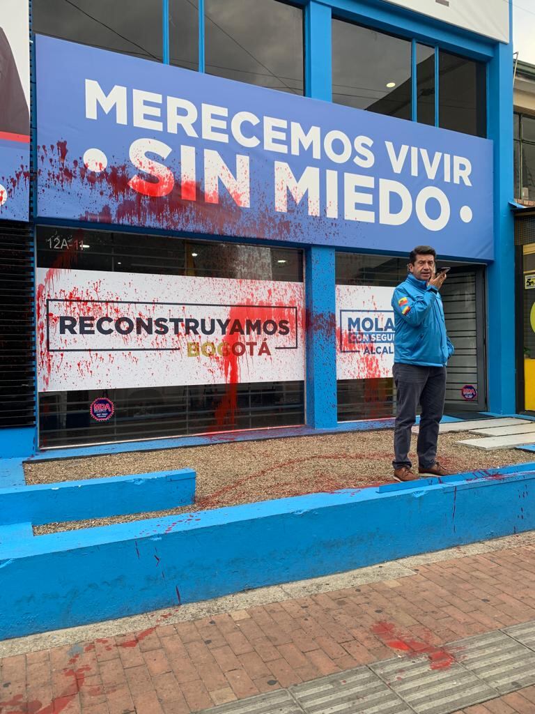 Simularon sangre regada sobre la fachada de la sede de campaña del candidato a la Alcaldía de Bogotá.
