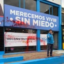 Simularon sangre regada sobre la fachada de la sede de campaña del candidato a la Alcaldía de Bogotá.