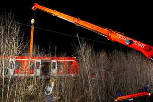 Un accidente de tren en Alemania dejó un muerto y al menos 11 heridos, entre los dos vehículos se transportaban alrededor de 100 pasajeros.