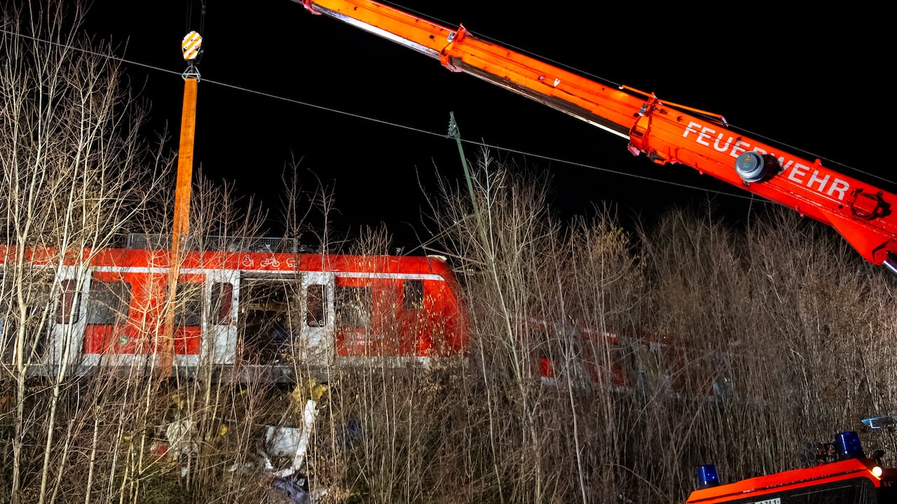 Un accidente de tren en Alemania dejó un muerto y al menos 11 heridos, entre los dos vehículos se transportaban alrededor de 100 pasajeros.