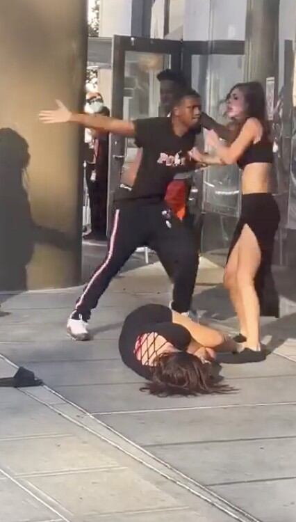 Al hombre no le importó propinarle una golpiza a dos mujeres