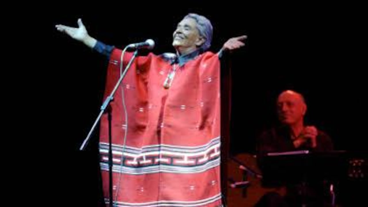 La cantante Chavela Vargas saca al mercado su nuevo trabajo discográfica en donde demuestra que a los 91 años, su música está más vigente que nunca.