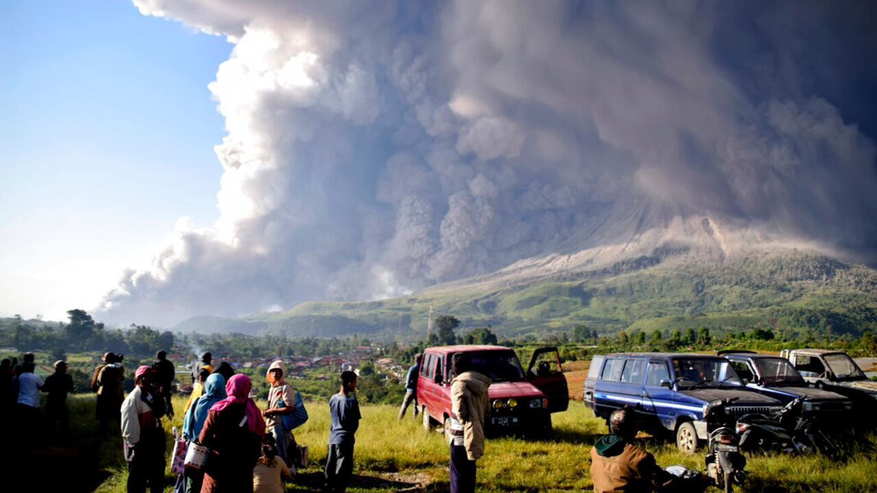 En imágenes: volcán Sinabung de Indonesia arroja espectacular columna de cenizas