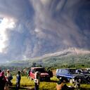 En imágenes: volcán Sinabung de Indonesia arroja espectacular columna de cenizas