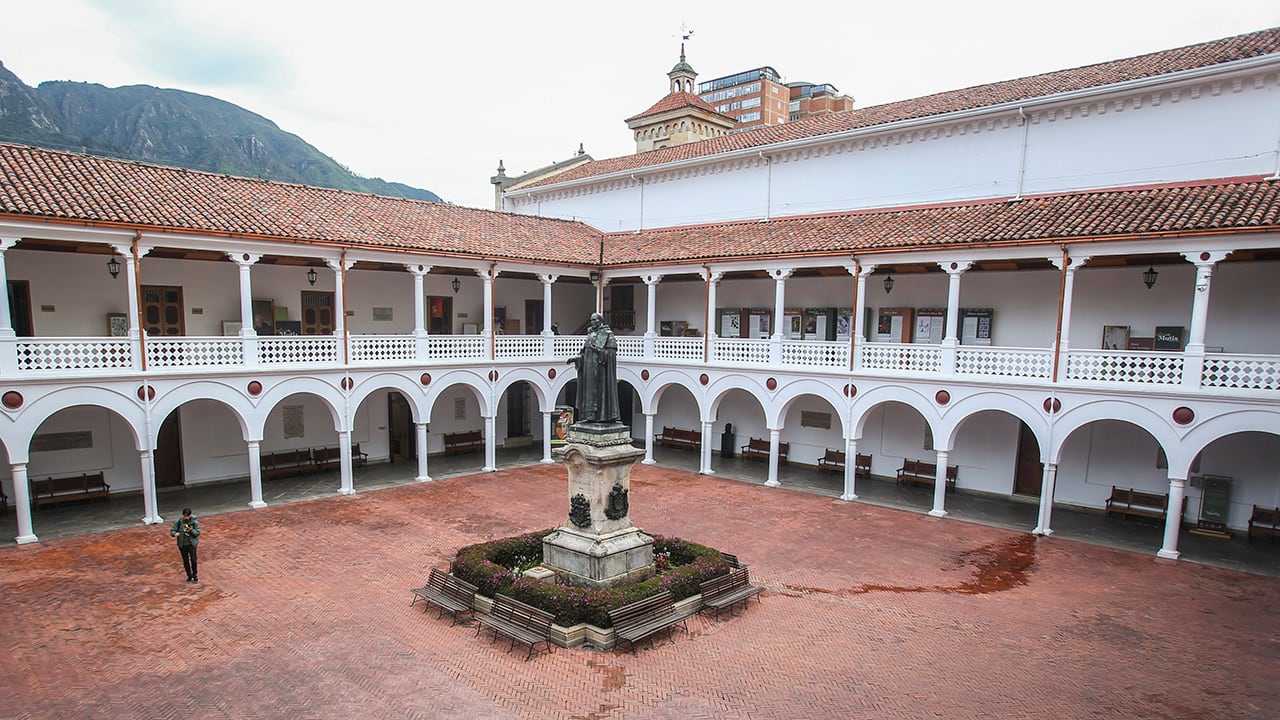 El reconocimiento destacó la trayectoria académica y el legado de Alejandro Venegas en la Universidad del Rosario.