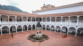 Desde la Universidad del Rosario advierten que han cumplido los protocolos legales. Aunque han decidido la expulsión de Rivera, no se ha ejecutado. Resulta inexplicable que la decisión que debe tomar el “comité de decanos” haya tardado meses mientras Patricia esperaba una justicia que aún está en mora.