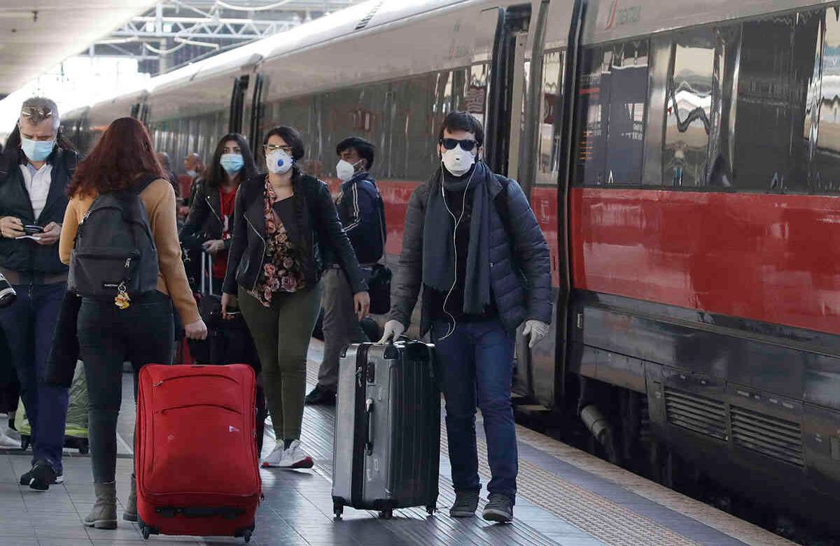 Las personas en el tren de Milán llegan a la estación de Termini en Roma, el lunes 4 de mayo de 2020. (AP Foto / Alessandra Tarantino)