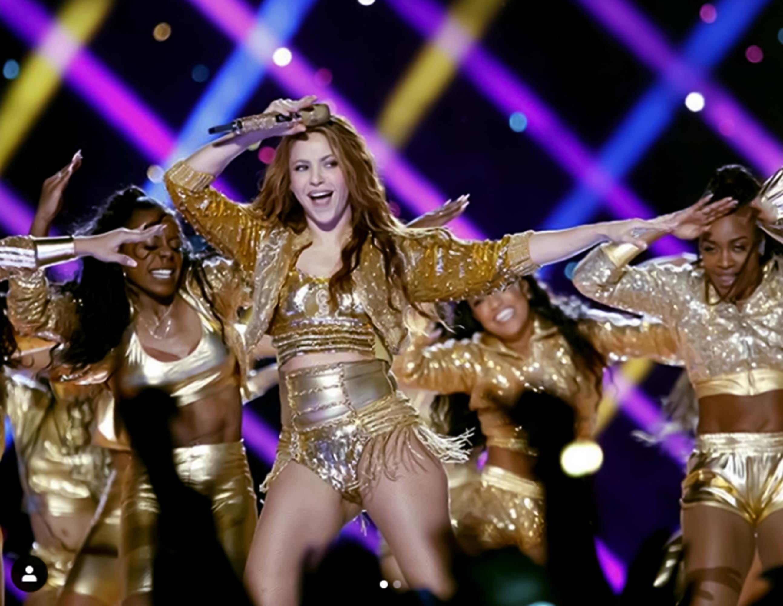 Shakira en su presentación del Super Bowl, donde además de bailar mapalé y salsa, deleitó a los espectadores con los pasos de champeta que aprendió de su maestra barranquillera de 18 años.