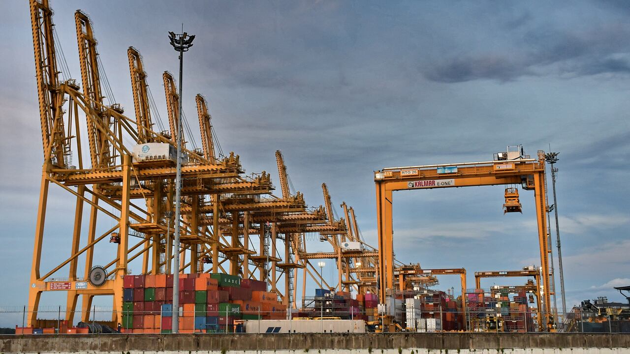 La Autoridad Nacional de Licencias Ambientales (ANLA) asumió el control ambiental del Muelle 13 en Buenaventura y ordenó su suspensión, con el fin de garantizar que la operación cumpla los requisitos de protección y control ambiental establecidos en la normativa vigente. Fotos Raúl Palacios / El País.