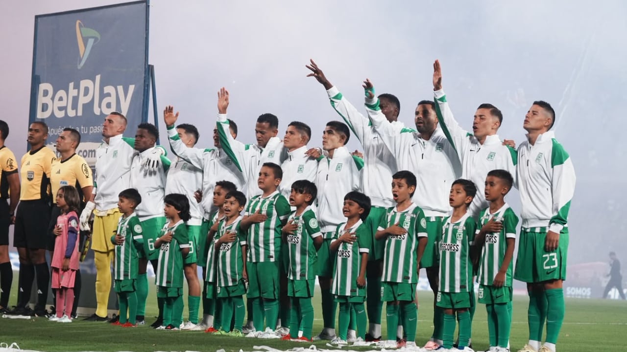Atlético Nacional durante los actos protocolarios en el clásico de Copa BetPlay vs. Medellín.