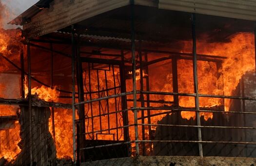 Una casa fue destrozada por el incendio forestal en Dioni, al este de Atenas, Grecia. 