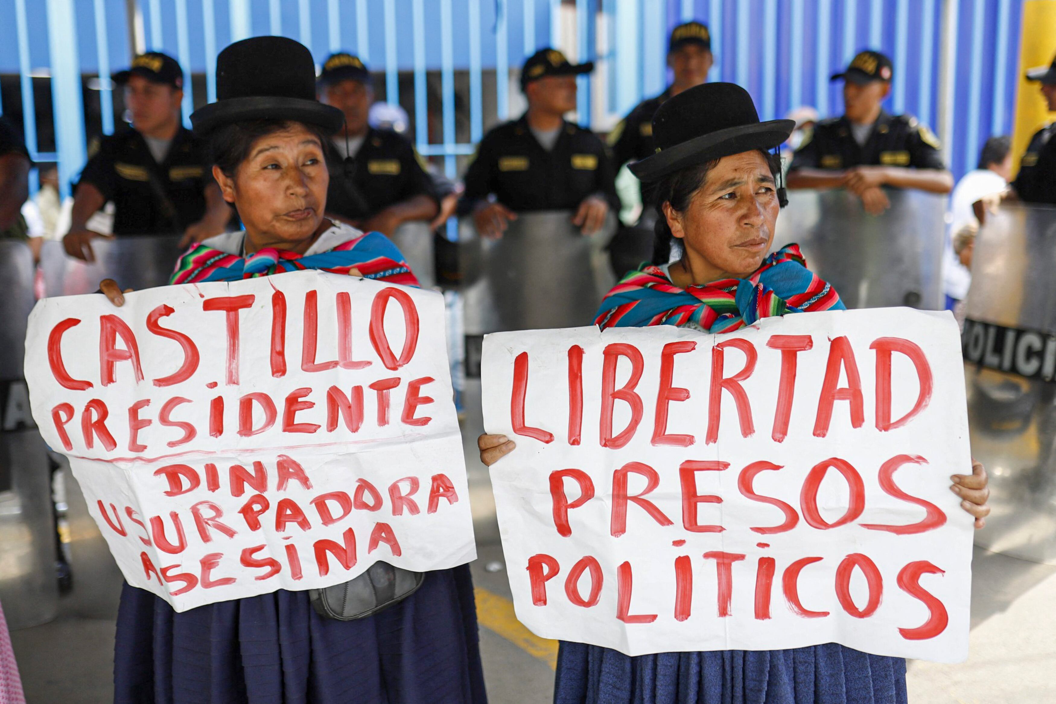 Partidarios del expresidente peruano (2021-2022) Pedro Castillo se manifiestan frente a un hospital donde se encuentra ingresado en Lima, el 13 de marzo de 2025.
