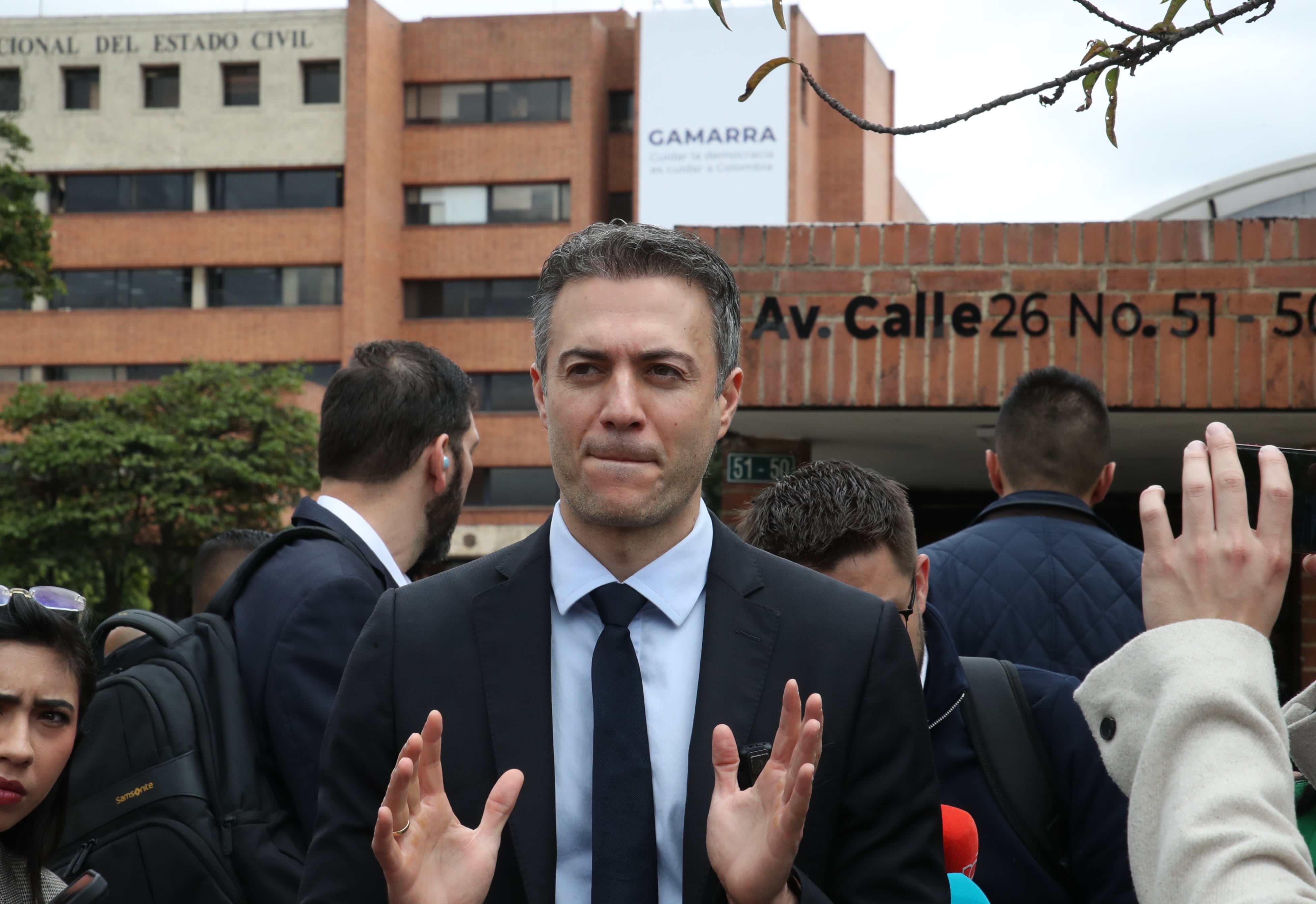 Rueda de prensa del precandidato Daniel Quintero en la entrada principal de la Registraduría Nacional del Estado Civil.