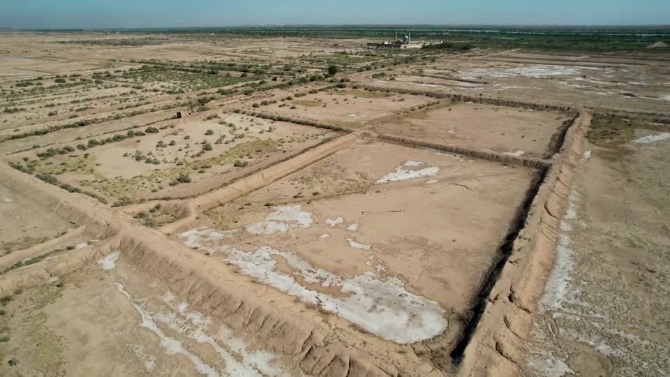 Imágenes de dron que muestra estanques de peces secos, otros aún operan cerca del río éufrates
