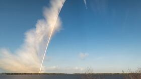 La nave Orion aprovecha la gravedad para trazar un viaje más eficiente alrededor de la Luna.