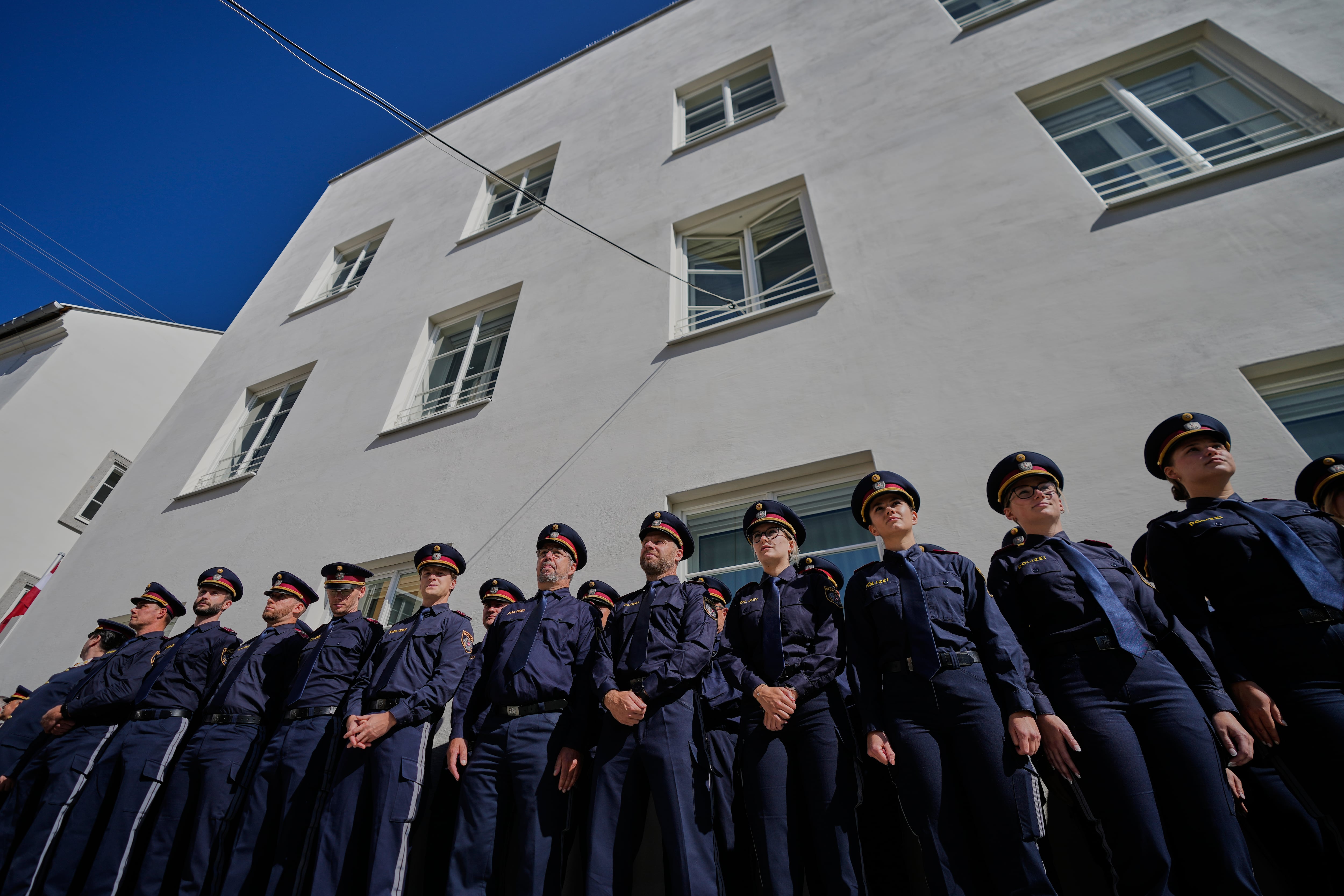 Agentes de la policía austriaca se encuentran frente a una nueva comisaría situada en la casa natal de Adolf Hitler en Braunau am Inn, Austria, el miércoles 22 de julio de 2026. (Foto AP/Matthias Schrader)