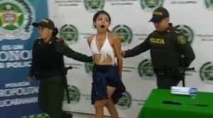 La joven de 19 años convirtió su captura en sección fotográfica y con varios gestos en el rostro burlo a la Policía