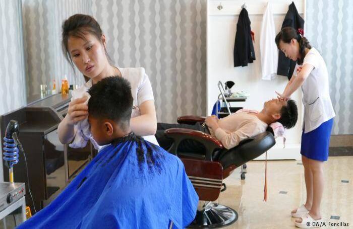 Las peluquerías en Pyongyang suelen contar con un cartel con la veintena de peinados permitidos que los clientes pueden escoger. El afeitado se realiza de la forma clásica, con espuma y navaja. Foto: DW