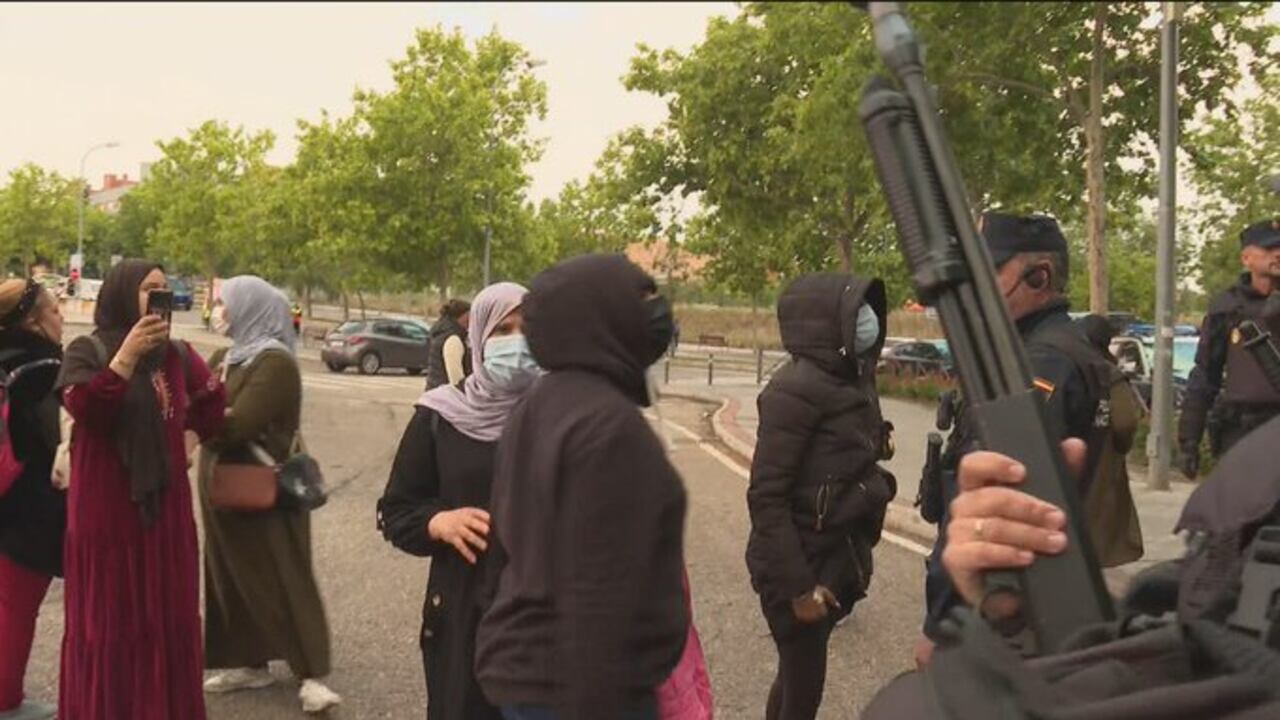 Cerca de 250 agentes de la Policía Nacional participaron este viernes en el operativo de desalojo de 300 okupas, entre ellos unos 180 menores, de un bloque de viviendas en el sector de Alcobendas, municipio madrileño.